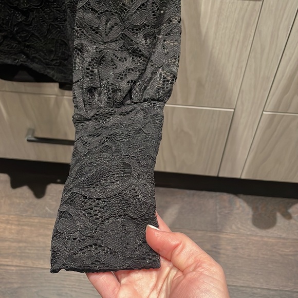 Stunning lace top - Picture 3 of 3